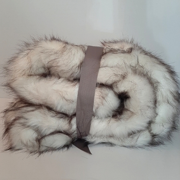 Batillo Home Faux Fur Decorative Heavy Throw Blanket 51" x 67" - Picture 3 of 8